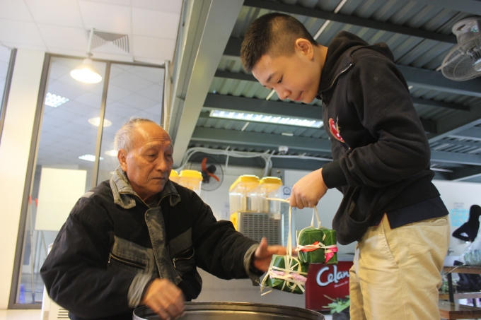 Phụ huynh tham gia gói bánh cùng các em.