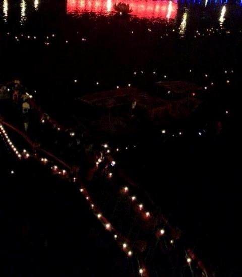 Toàn cảnh bến sông trước Đền trong đêm hoa đăng.