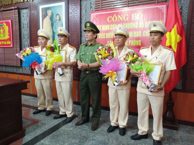 Giám đốc Công an TP Đà Nẵng công bố các Quyết định của Bộ Công an về công tác tổ chức cán bộ. Ảnh: CAĐN.