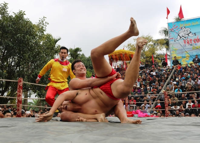 Các đô vật thi đấu trong tiếng trống và cổ vũ náo nhiệt của người xem.