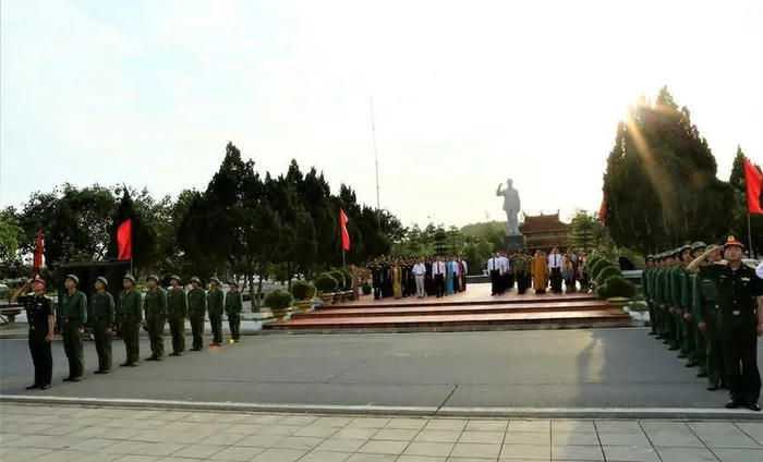 Lễ Thượng cờ trên đảo Cô Tô diễn ra trong không khí trang nghiêm và có sự tham gia của rất đông nhân dân và du khách có mặt trên đảo.