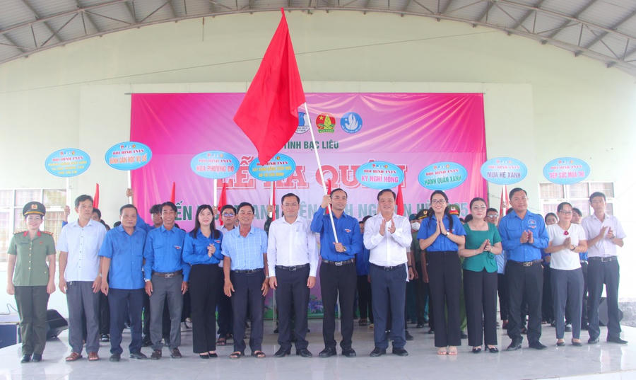 Ông Huỳnh Quốc Việt - Ủy viên dự khuyết BCH TW Đảng, Phó Bí thư Thường trực Tỉnh ủy Bạc Liêu (bên phải), trao cờ khởi động Chiến dịch Thanh niên tình nguyện Hè 2025.