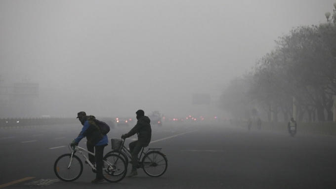 Giao thông bị ngừng trệ vì tầm nhìn bị giảm, tầm nhìn trung bình là khoảng 100 mét.