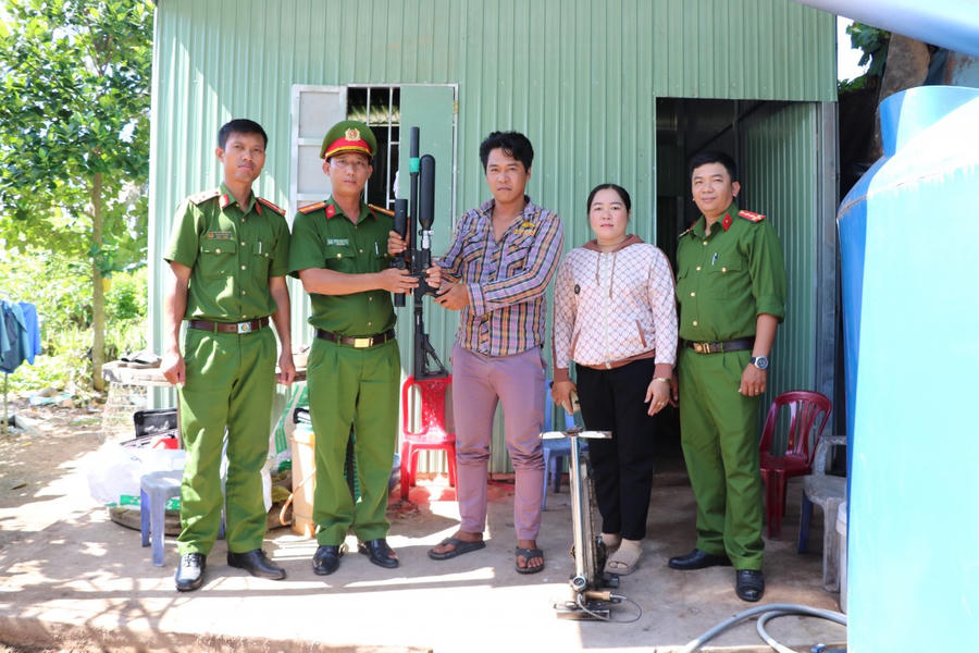 Anh Nguyễn Văn Ril, người dân xã Bình Giang tự nguyện giao nộp khẩu súng hơi cho lực lượng Công an xã Bình Giang