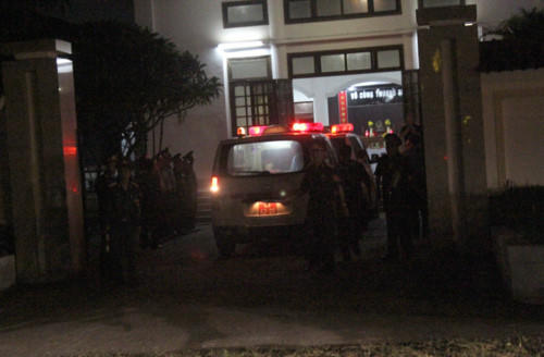 Thi thể hai phi công được đưa về nhà tang lễ