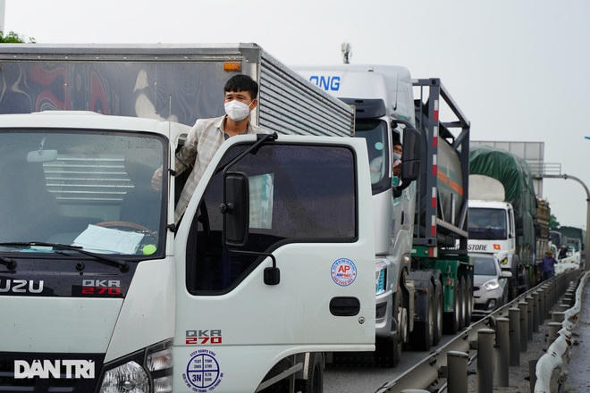 Ngày 24/7, các chốt kiểm dịch tại cửa ngõ Hà Nội bắt đầu kiểm soát chặt chẽ toàn bộ người và phương tiện ra vào Thủ đô. Hàng loạt tài xế đường dài đã phải quay đầu vì không đủ các điều kiện cho phép. (Ảnh: Quân Đỗ).