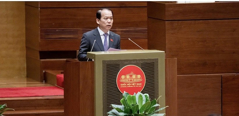 Chủ nhiệm Ủy ban Pháp luật và Tư pháp Hoàng Thanh Tùng trình bày báo cáo thẩm tra. Ảnh: Media Quốc hội