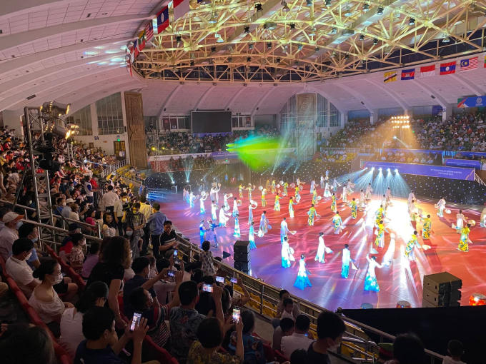 khai mạc có sự tham dự của gần 200 ca sĩ, diễn viên, nhạc công kết hợp với công nghệ trình chiếu và ánh sáng hiện đại