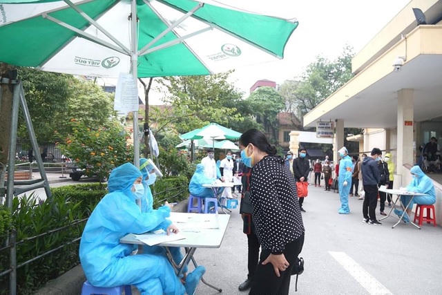 Mọi người dân có biểu hiện ho, sốt đều phải khai báo y tế.