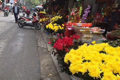 Vàng mã vẫn được bày bán tràn lan trước cổng đền, chùa.
