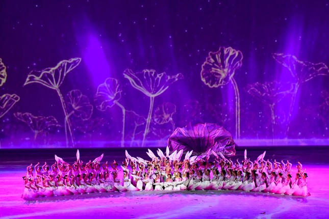 “Màn Múa Sen” thể hiện hình tượng hoa sen thanh cao, thuần khiết, hòa bình và thịnh vượng.