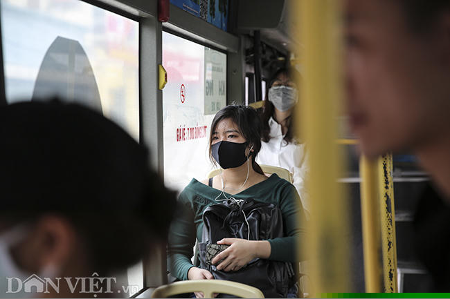 gio cao diem, nhieu xe buyt o ha noi van e khach vi dich covid-19 hinh anh 8