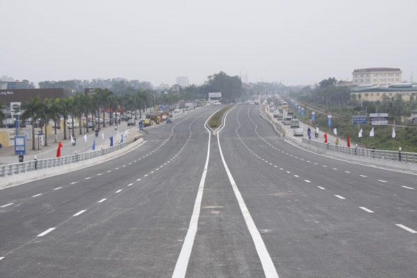 Cầu dài trên 800m, có 16 nhịp, bao gồm một cầu chính có hệ thống dầm hộp thép bản liên hợp bê tông, 5 nhịp liên tục. Ảnh: Như Trường
