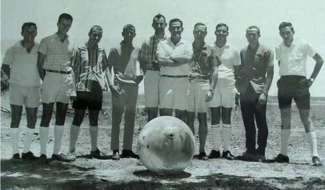 Một nhóm các nhà khoa học Australia chụp ảnh bên cạnh một Space Balls rơi xuống nước này năm 1968.