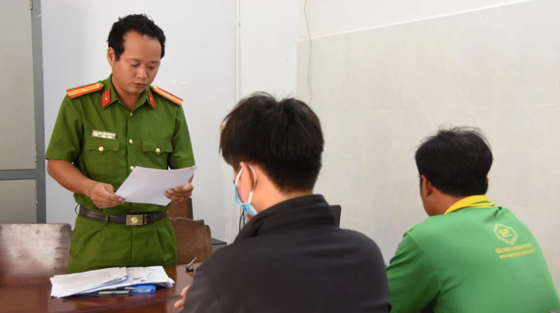 Cơ quan điều tra đọc lệnh khởi tố bị can trong vụ án (Ảnh Trọng Tín)