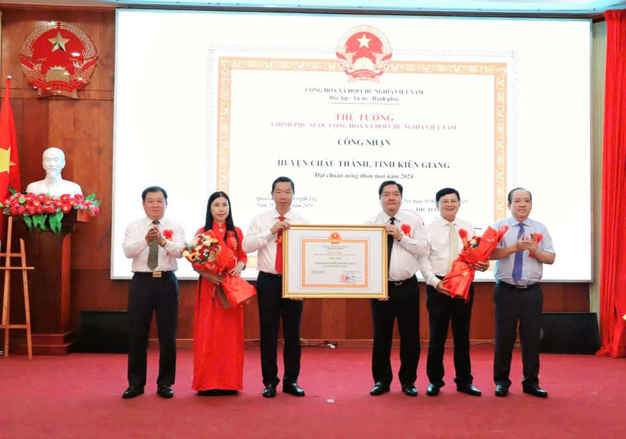 Phó Chủ tịch UBND tỉnh Kiên Giang Nguyễn Thanh Phong trao Quyết định công nhận huyện đạt chuẩn nông thôn mới cho lãnh đạo huyện Châu Thành