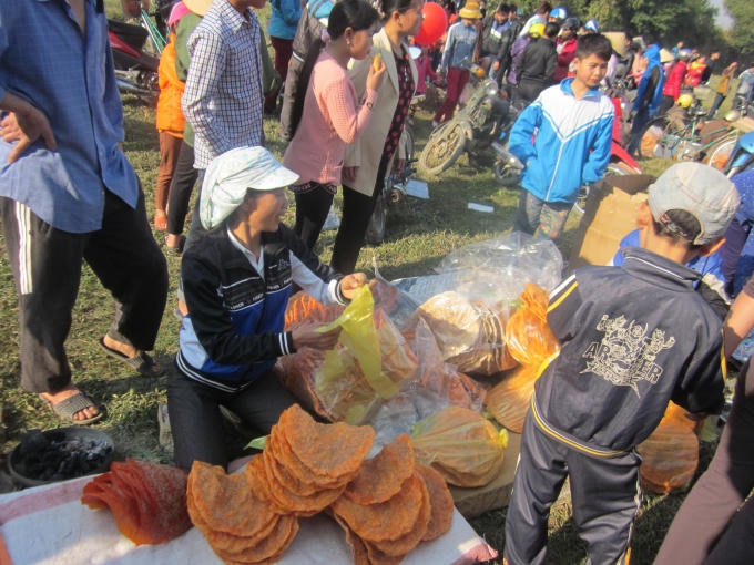 Bánh đa gấc được bán, mua nhiều nhất. Theo quan niệm màu đỏ là mang lại may mắn.