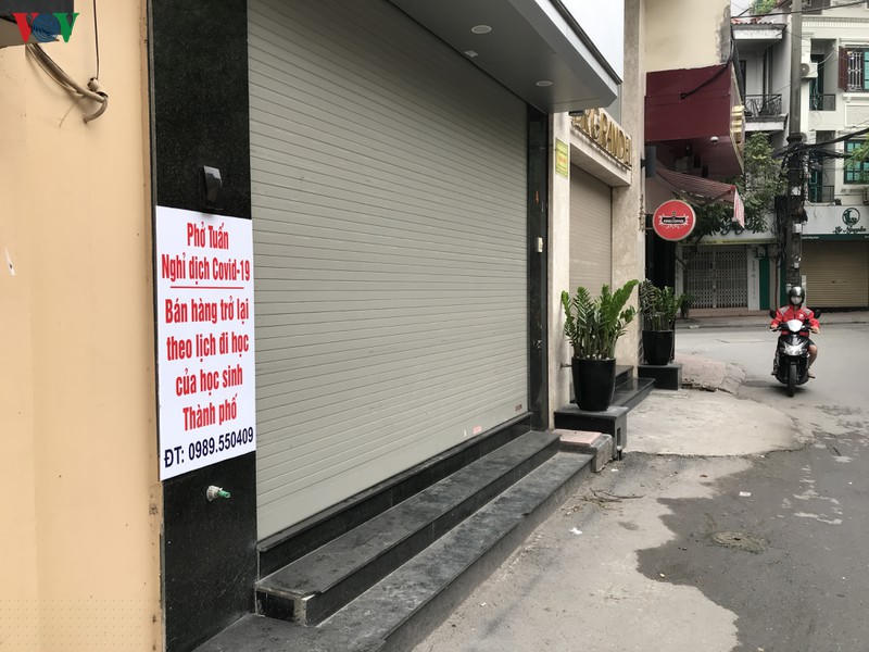 sang nay, nhieu cua hang dich vu khong thiet yeu o ha noi van mo cua hinh 13