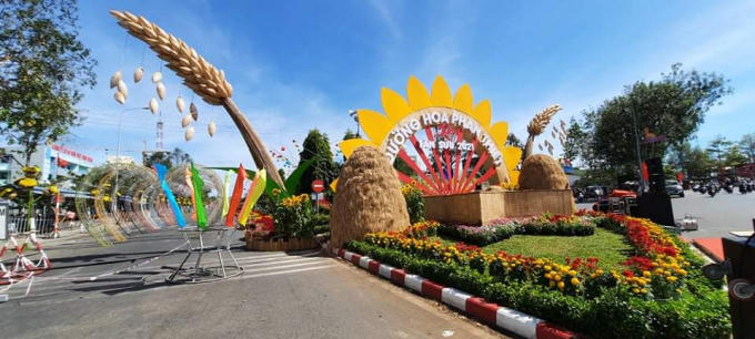 Đường hoa Xuân Tân Sửu được chăm chút tỉ mỉ góp phần quảng bá hình ảnh quê hương Phan Thiết đến với du khách trong và ngoài nước.