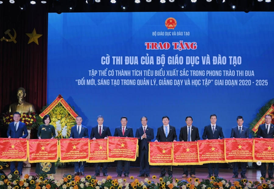 Bộ trưởng Nguyễn Kim Sơn trao cờ thi đua cho các tập thể có thành tích xuất sắc trong giáo dục và đào tạo giai đoạn 2020 – 2025. (Ảnh: moet.gov.vn)