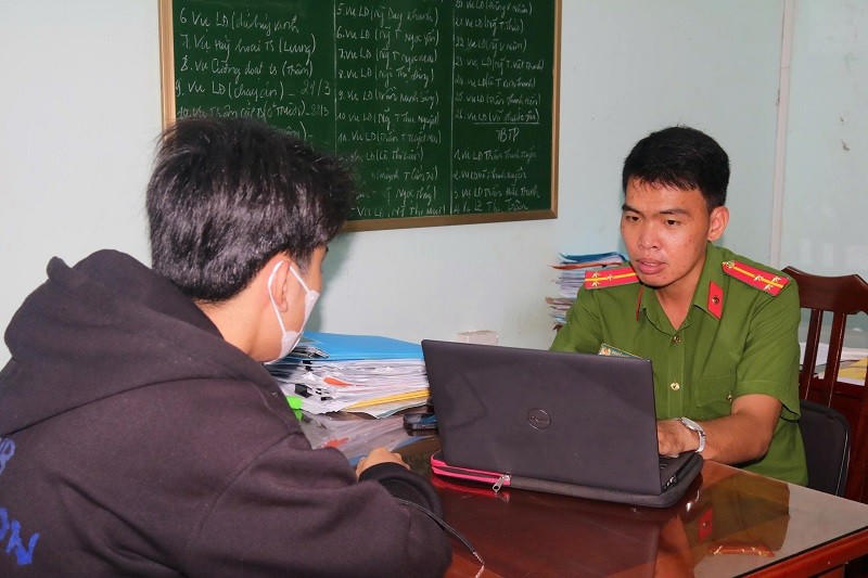 Nạn nhân trình bày sự việc với cán bộ điều tra tại cơ quan Công an. (Ảnh: Bộ Công an)
