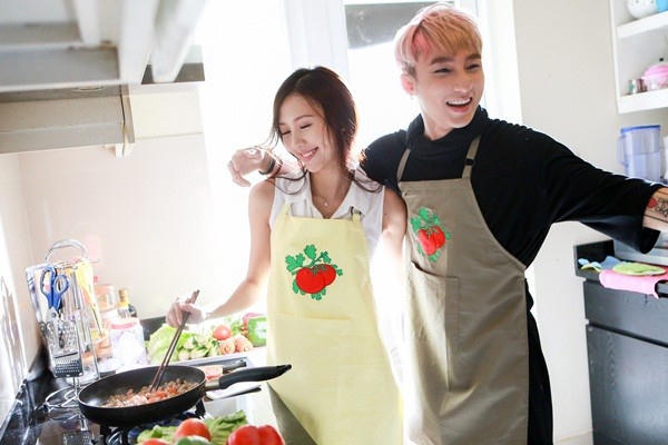 Cô kết hợp ăn ý với nam ca sĩ trong “Chắc ai đó sẽ về”. Ảnh: Internet