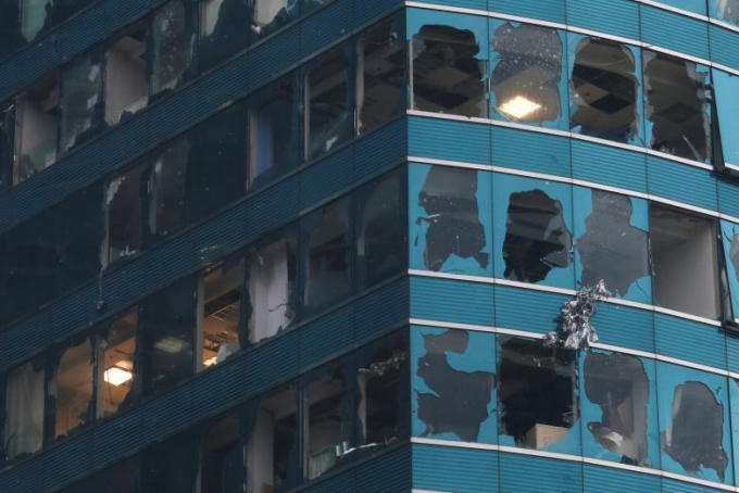 Gió mạnh kèm theo mưa lớn khiến nhiều bức tường bị đổ sập, nhiều nhà bị tốc mái, cửa sổ tại các tòa nhà bị vỡ tung.