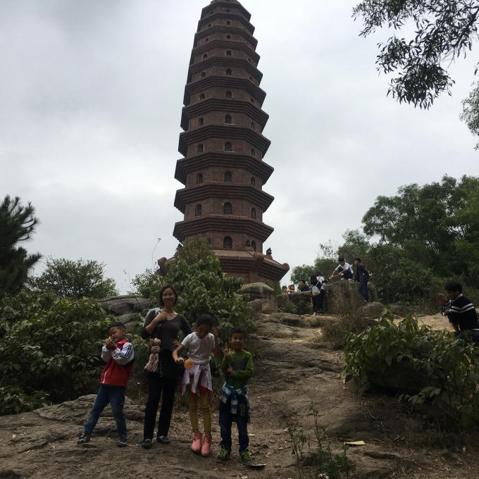 Tháp chuông trên núi Lạn Kha nhìn từ bên ngoài.