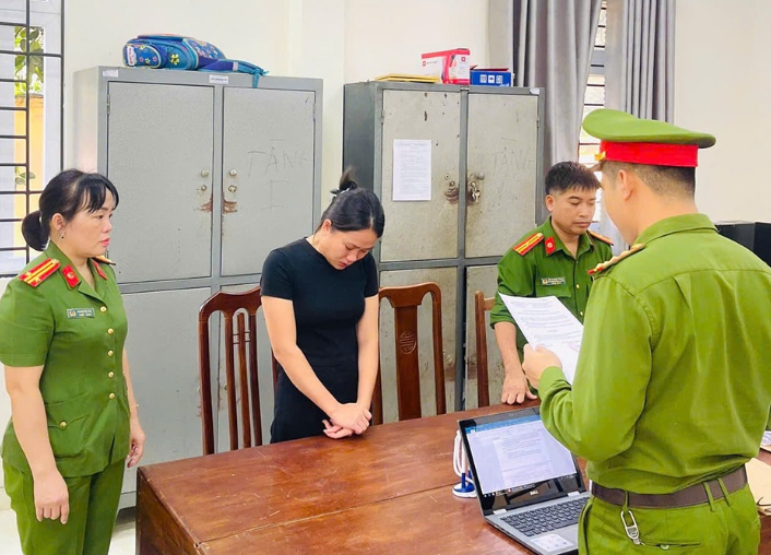 Cơ quan Công an đọc Lệnh bắt Lộc Thị Thúy. (Ảnh: Công an cung cấp).