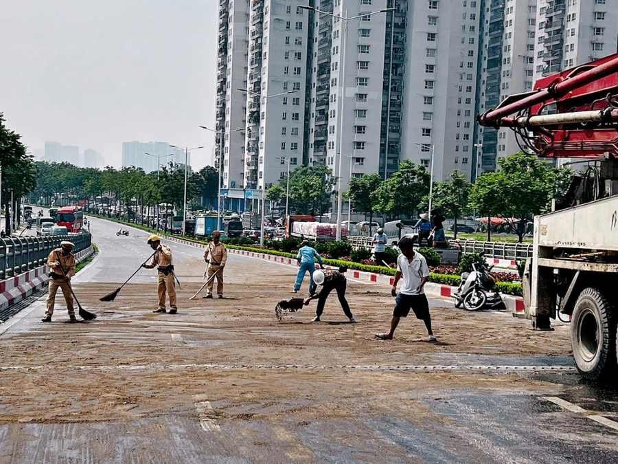 CSGT phối hợp lực lượng khắc phục dầu loang trên cầu vượt Bắc Hồng.