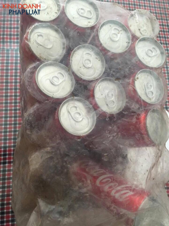 Các lon nước Coca-cola chưa bật nắp không có "ruột" (Ảnh:Phan Hưng)