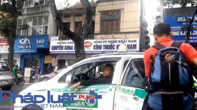 Việc dừng đỗ của các xe taxi ở đây rất ít khi bị cơ quan chức năng xử lý.
