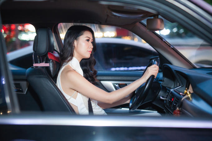 Dương Thuỳ Linh diện v&aacute;y hở lưng t&aacute;o bạo