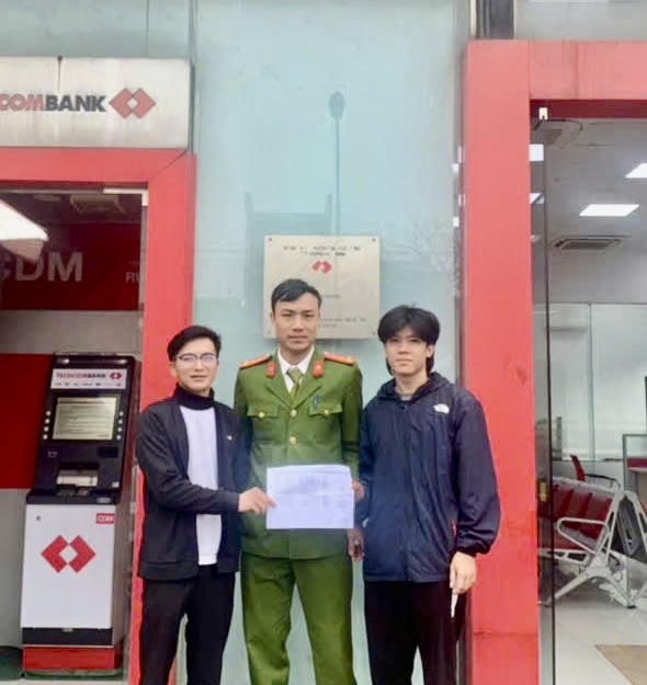 Trả người chuyển nhầm 450 triệu đồng vào tài khoản. (Ảnh: Công an Hà Tĩnh)