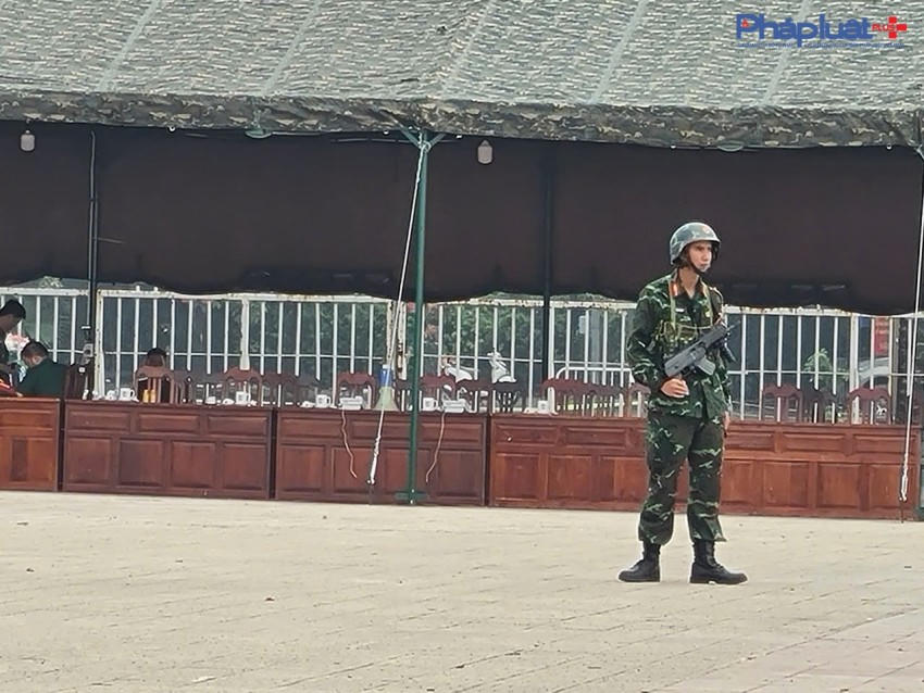 Theo ghi nhận của phóng viên, những ngày qua trong những ngày cao điểm trước những sự kiện trọng đại chào đón Quốc khánh 2/9, dàn pháo sẽ được canh gác 24/24 bởi các chiến sĩ có vũ trang thuộc Lữ đoàn Pháo binh 45. Người dân có thể đến tham quan, chụp hình cùng dàn pháo.