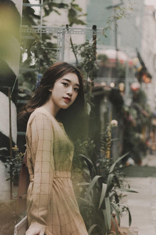 Sở hữu nhan sắc xinh đẹp với làn da trắng, đôi mắt bồ câu và đôi môi quyến rũ, song Hồng Loan lại không tự tin vào ngoại hình của mình. Cô chưa có dự định tham dự các cuộc thi nhan sắc