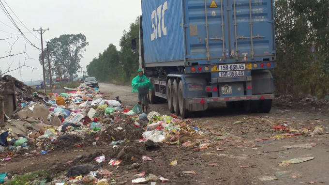Rác tràn xuống lòng đường làm "chướng ngại vật", gây nguy hiểm cho người tham gia giao thông.