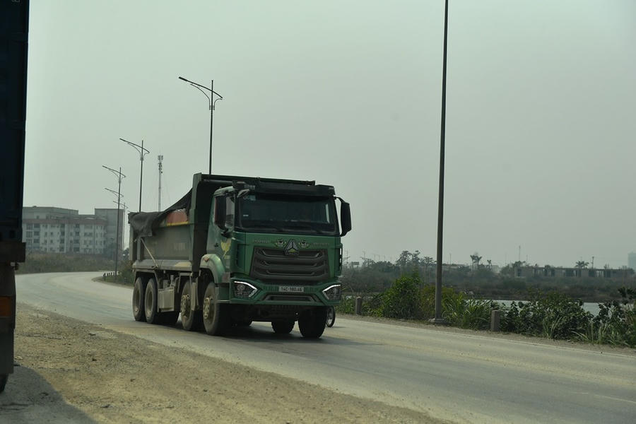 Khoảng hơn 1 tháng trở lại đây, kể từ khi mỏ đất bắt đầu hoạt động trở lại, trên tuyến đường này lúc nào cũng bụi mù mịt, các phương tiện giao thông lưu thông qua đây gặp rất nhiều khó khăn.