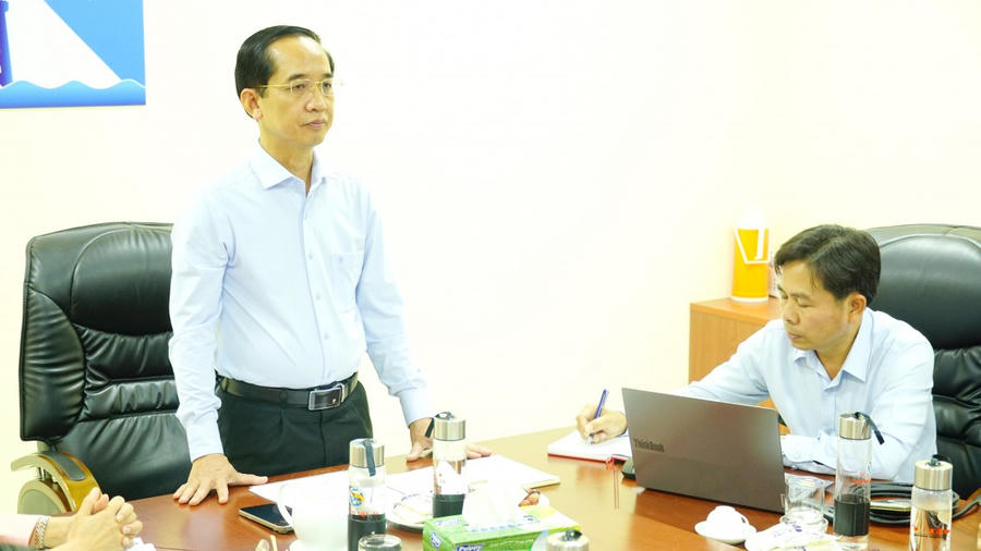 Ông Hồ Thanh Thủy – Phó Bí thư Tỉnh ủy Cà Mau phát biểu tại buổi làm việc với Công ty Cổ phần Việt Úc Nhà Mát.
