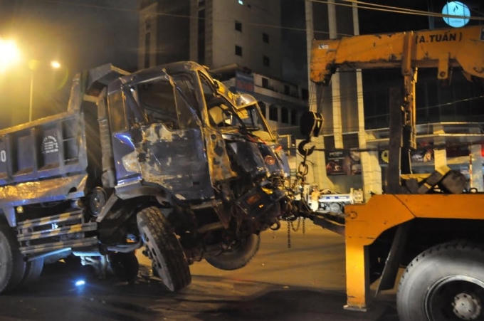 Di dời xe ben khỏi hiện trường.