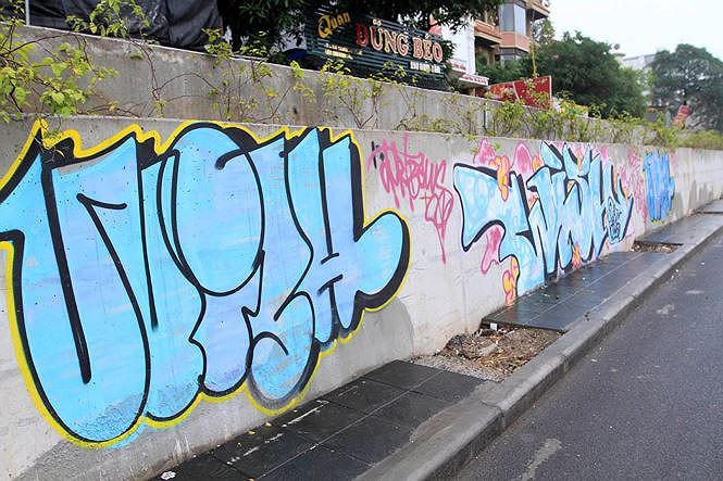 Thực tế ở nhiều đô thị trên thế giới, nạn vẽ graffiti khiến phố phường nhếch nhác đang hoành hành, khó kiểm soát. Ở nhiều nước, vẽ graffiti lên các phương tiện giao thông công cộng bị coi là vi phạm pháp luật và thủ phạm phải chịu phạt nặng.