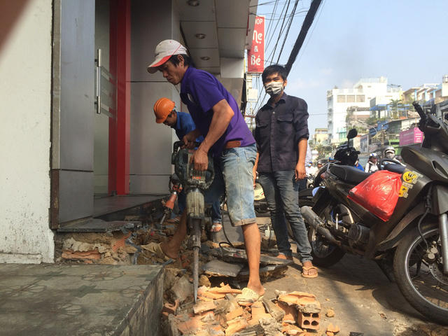 Phần lấn chiếm vỉa hè của một ngân hàng bị phá dỡ.