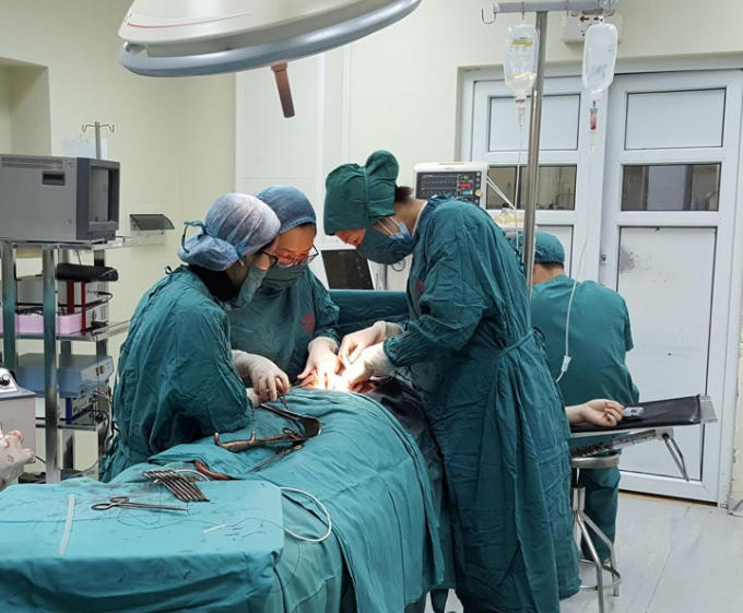 Bác sĩ tiến hàn cấp cứu, mổ tử cung cho sản phụ bị rau tiền đạo trung tâm