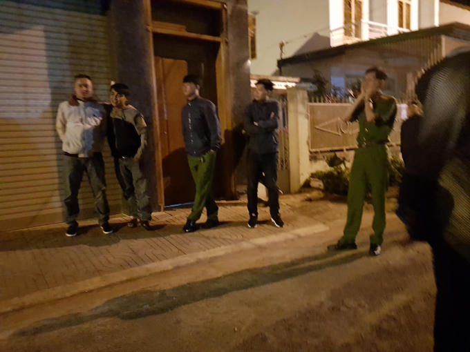 Cơ quan chức năng khám nghiệm hiện trường.