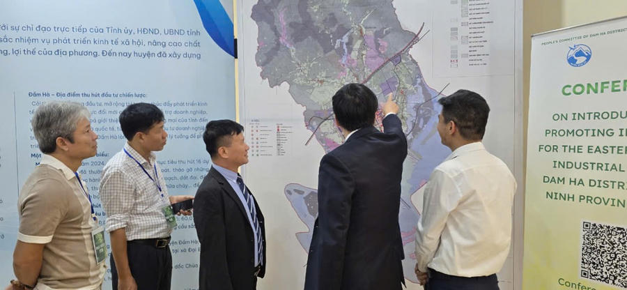 Lãnh đạo huyện Đầm Hà giới thiệu về tiềm năng, thế mạnh của huyện Đầm Hà với nhà đầu tư. (Ảnh: Nguyễn Quang).