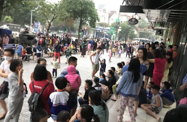 Nhìn lại hình ảnh cư dân Linh Đàm chạy bộ tầng cao xuống dưới vì cháy lớn