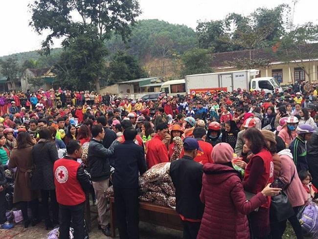 Chương trình có sự góp mặt đông đảo người dân cũng như các em học sinh có hoàn cảnh khó khăn.