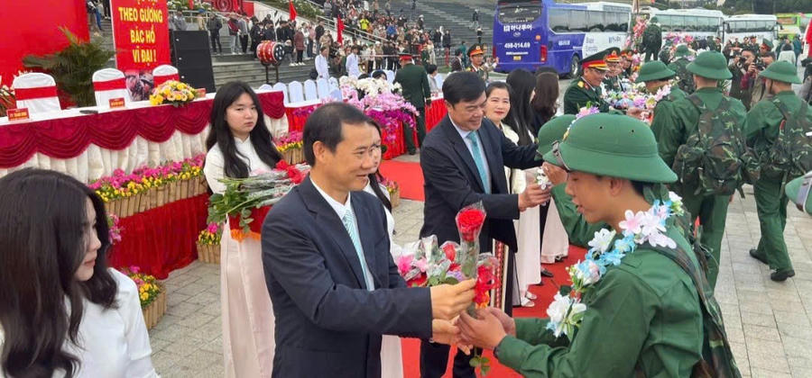 Ông Nguyễn Thái Học, Quyền Bí thư Tỉnh ủy Lâm Đồng tặng hoa chúc mừng các tân binh. Ảnh: T.H