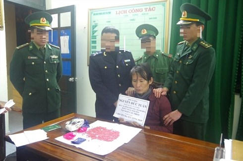 Đối tượng Nguyễn Đức Tuấn cùng tang vật khi bị bắt giữ.