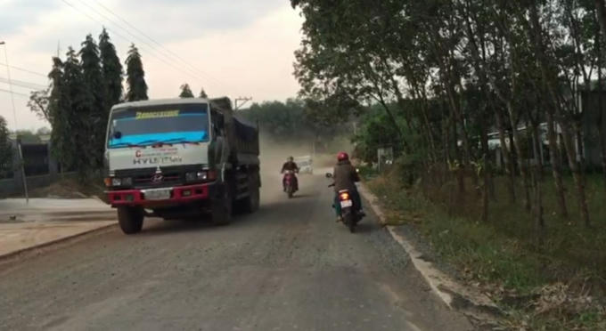 Đoạn đường ĐT756B thi công hơn 1 năm vẫn còn “nham nhở”.